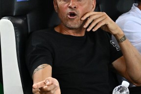 包含巴黎圣日耳曼门将多次救险，当选全场最佳球员，中心会员公司.的词条